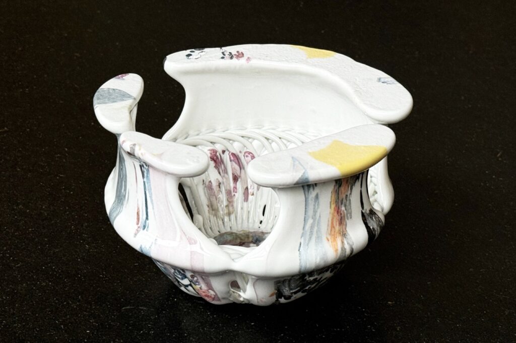 ESTELLE GASSMANN 'Melted Greenhouse' 2024 Gefundenes Porzellanschälchen, Glasur/Porzellan/  Pigmente, Abschiebebilder nach Originalgrafik/ Fotografie 14.5 x 15 x 9 cm  (5 3/4 x 5 7/8 x 3 1/2 in.)