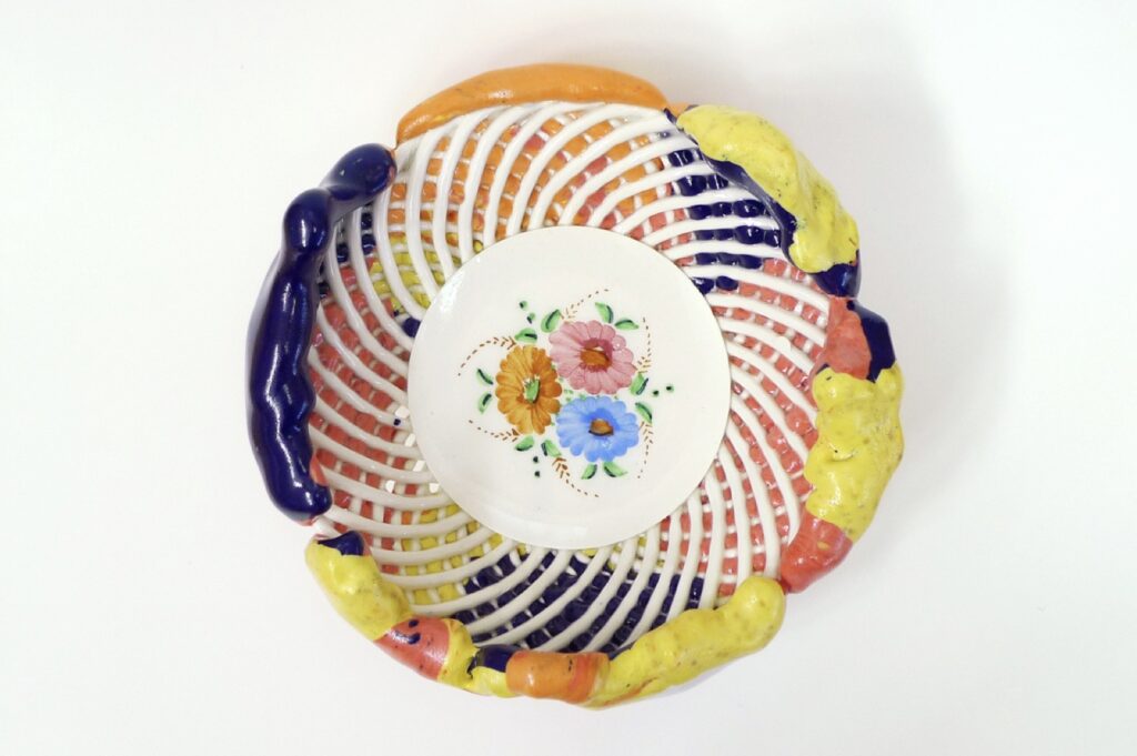 ESTELLE GASSMANN 'Bunti' 2015 Steinzeugschale gefunden, Glasur/Porzellan/ Pigmente 24 x 24 x 12 cm  (9 1/2 x 9 1/2 x 4 3/4 in.)