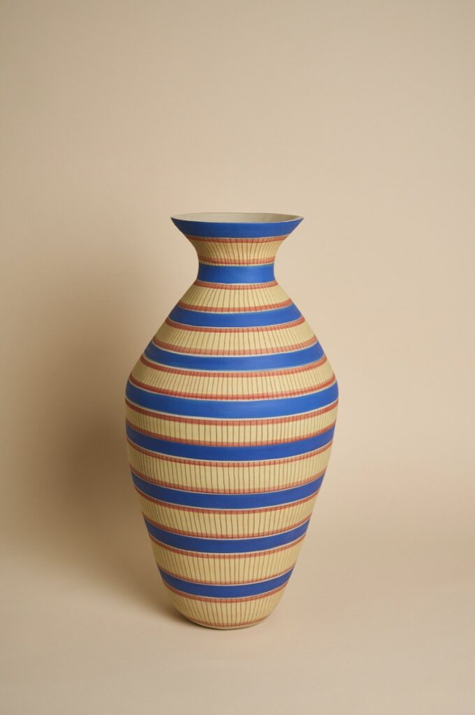 SIMONE FENNEL 'Mia' 2026 Keramik, Steinzeugton beige Handaufbau, Innen Glasur hochglanz 56 x 30 x 30 cm  (22  x 11 3/4 x 11 3/4 in.)