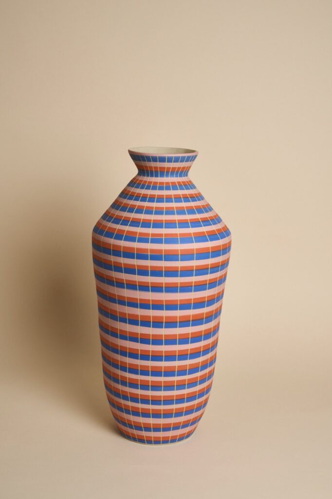 SIMONE FENNEL 'Ida' 2026 Keramik, Steinzeugton beige Handaufbau, innen Glasur hochglanz 54 x 24 x 24 cm  (21 1/4 x 9 1/2 x 9 1/2 in.)