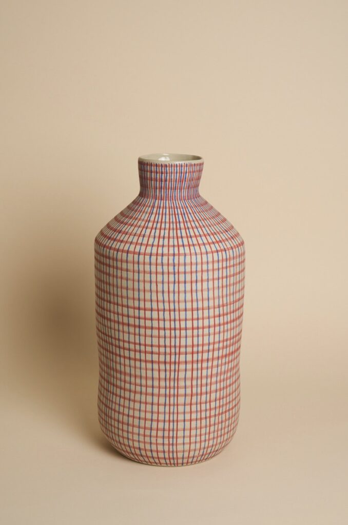 SIMONE FENNEL 'Fanny' 2026 Keramik, Steinzeugton beige Handaufbau Innen Glasur hochglanz 47.5 x 19 x 19 cm  (18 3/4 x 7 1/2 x 7 1/2 in.)