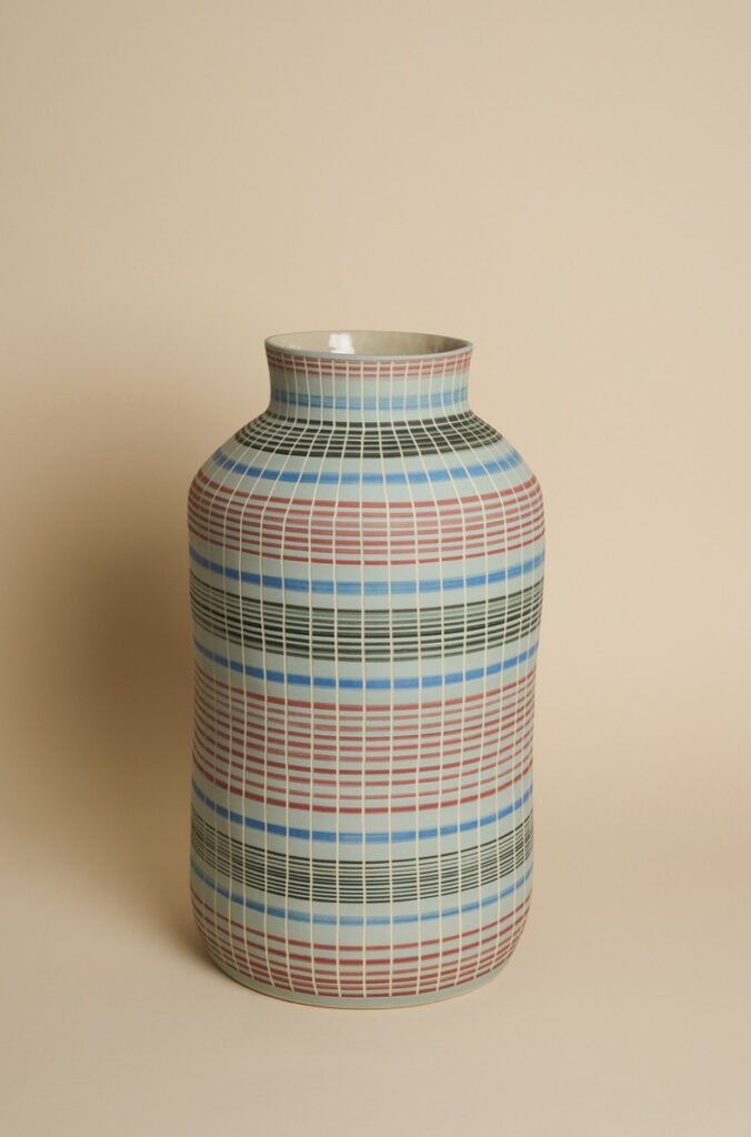 SIMONE FENNEL 'Kate' 2026 Keramik, Steinzeugton beige Handaufbau innen Glasur hochglanz 47 x 26 x 26 cm  (18 1/2 x 10 1/4 x 10 1/4 in.)