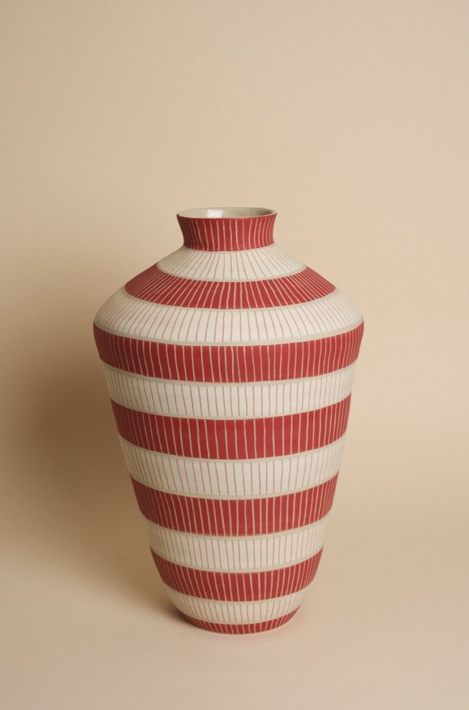 SIMONE FENNEL 'Romy' 2026 Keramik, Steinzeugton beige Handaufbau  innen Glasur hochglanz