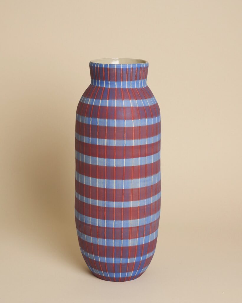 SIMONE FENNEL 'IRMA' 2026 Keramik, Steinzeugton beige Handaufbau Innen Glasur hochglanz 47 x 18 x 18 cm  (18 1/2 x 7 1/8 x 7 1/8 in.)