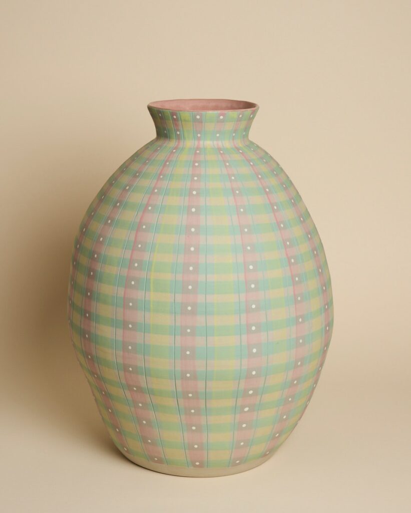 SIMONE FENNEL 'OLGA' 2026 Keramik, Steinzeugton beige Handaufbau  Innen Glasur hochglanz 47 x 35 x 35 cm  (18 1/2 x 13 3/4 x 13 3/4 in.)