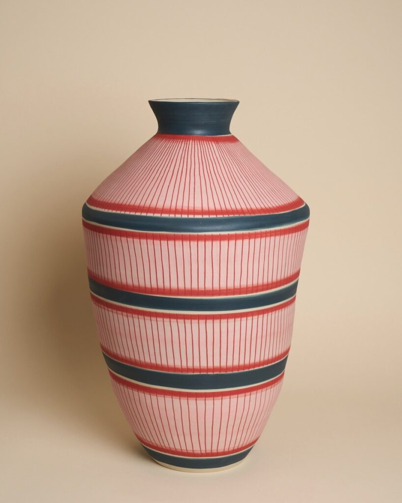 SIMONE FENNEL 'HILDA' 2021 Keramik, Steinzeugton beige Handaufbau, Innen Glasur hochglanz 54 x 33 cm  (21 1/4 x 13  in.)