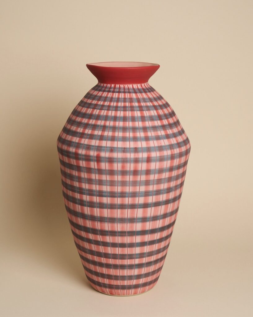 SIMONE FENNEL 'THEA' 2026 Keramik, Steinzeugton beige Handaufbau,  innen Glasur rosa hochglanz 49.5 x 29 x 29 cm  (19 1/2 x 11 3/8 x 11 3/8 in.)