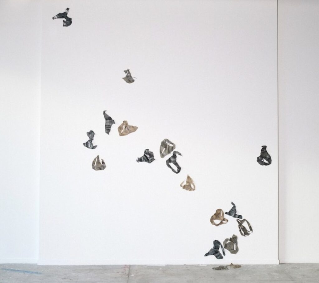 SHANIA KÜNG   'Slippery“ (1-18)' 2025 Glasierte Keramik Variable Grössen  25 x 25 x 3 cm  (9 7/8 x 9 7/8 x 1 1/8 in.)